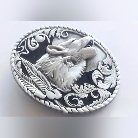 Wolf Howling at moon Feathers Belt buckle - Picture 2 of 3
